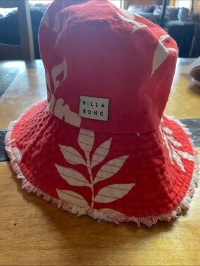 NEW Billabong Red and White Floral Bucket Hat
